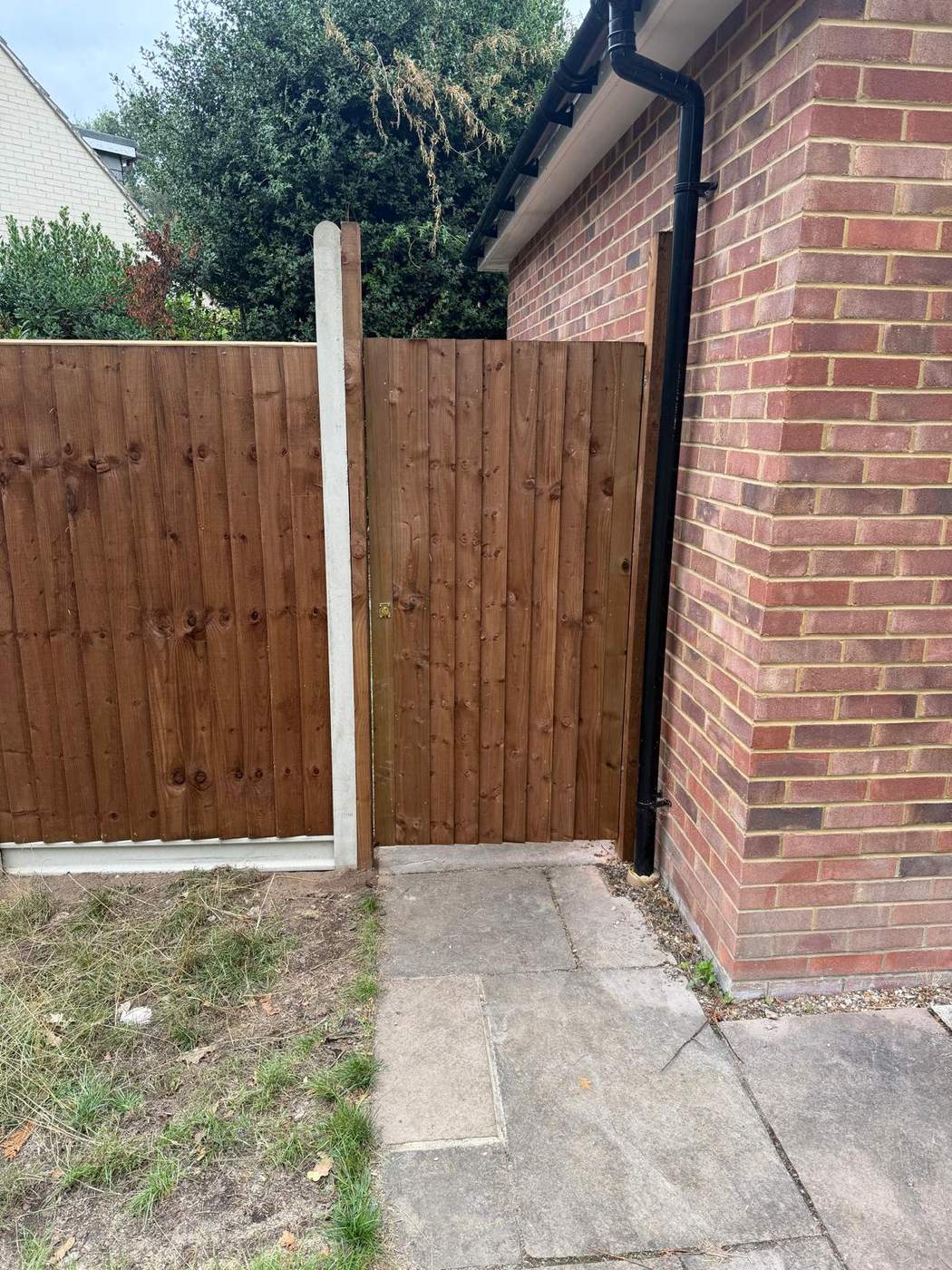 Full height closeboard side gate closing the gap between the house corner and the boundary fence